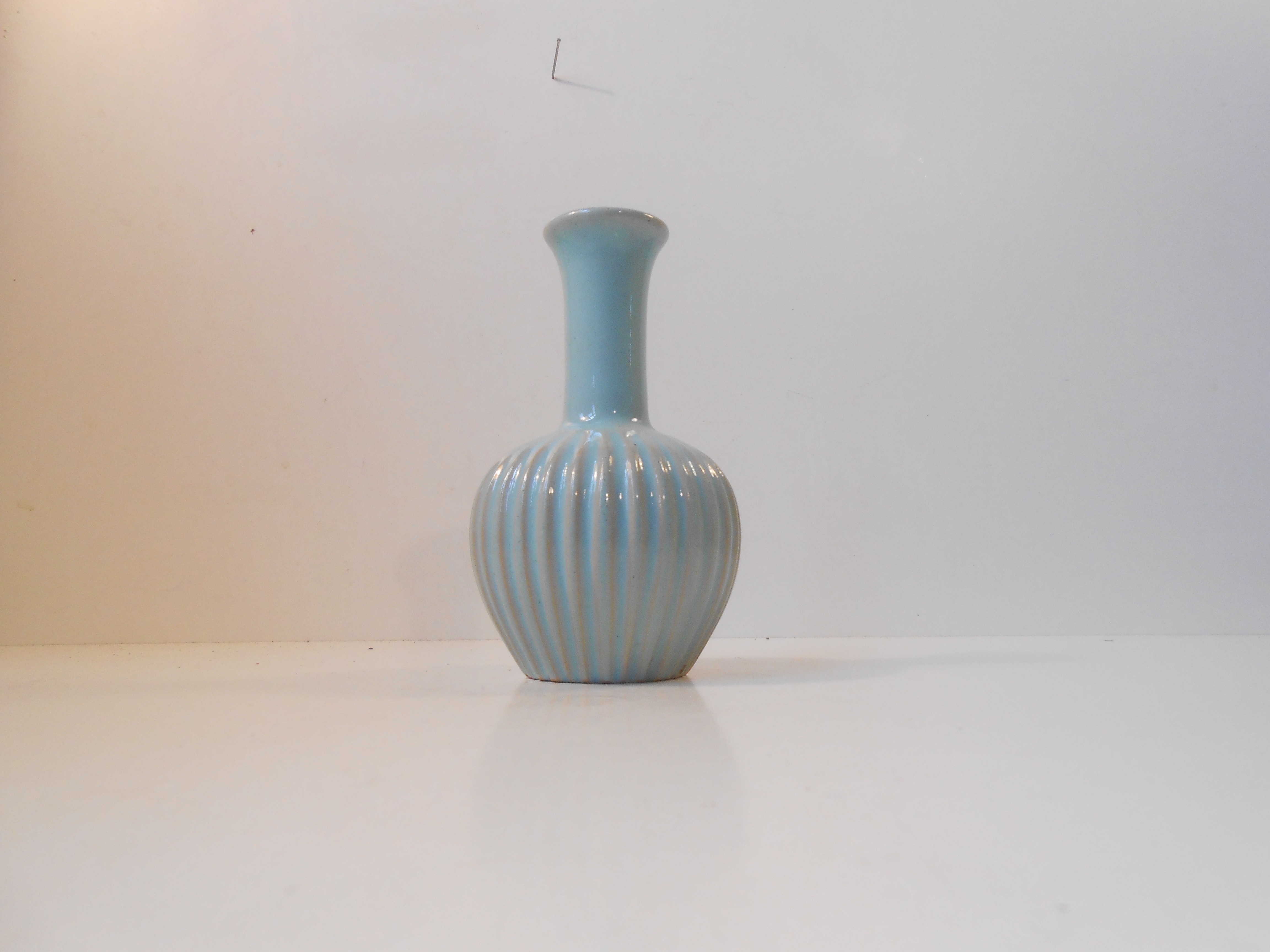 Rillet mint-blå vase keramik – Schollert: dansk design 1970'erne – retro-design.dk