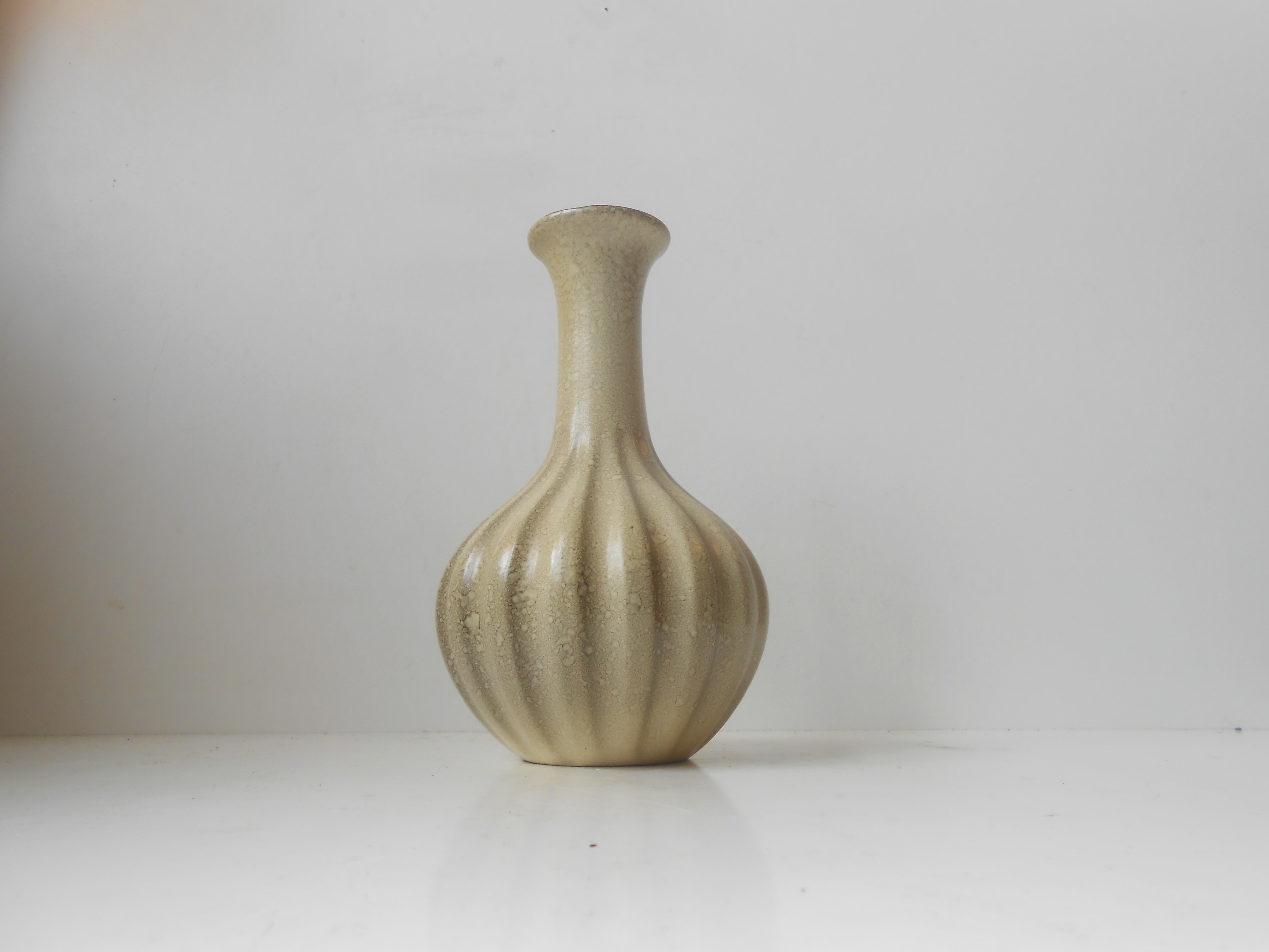 Broderskab Præfiks ventilator Rillet vase i keramik: Arne Bang stil – retro-design.dk