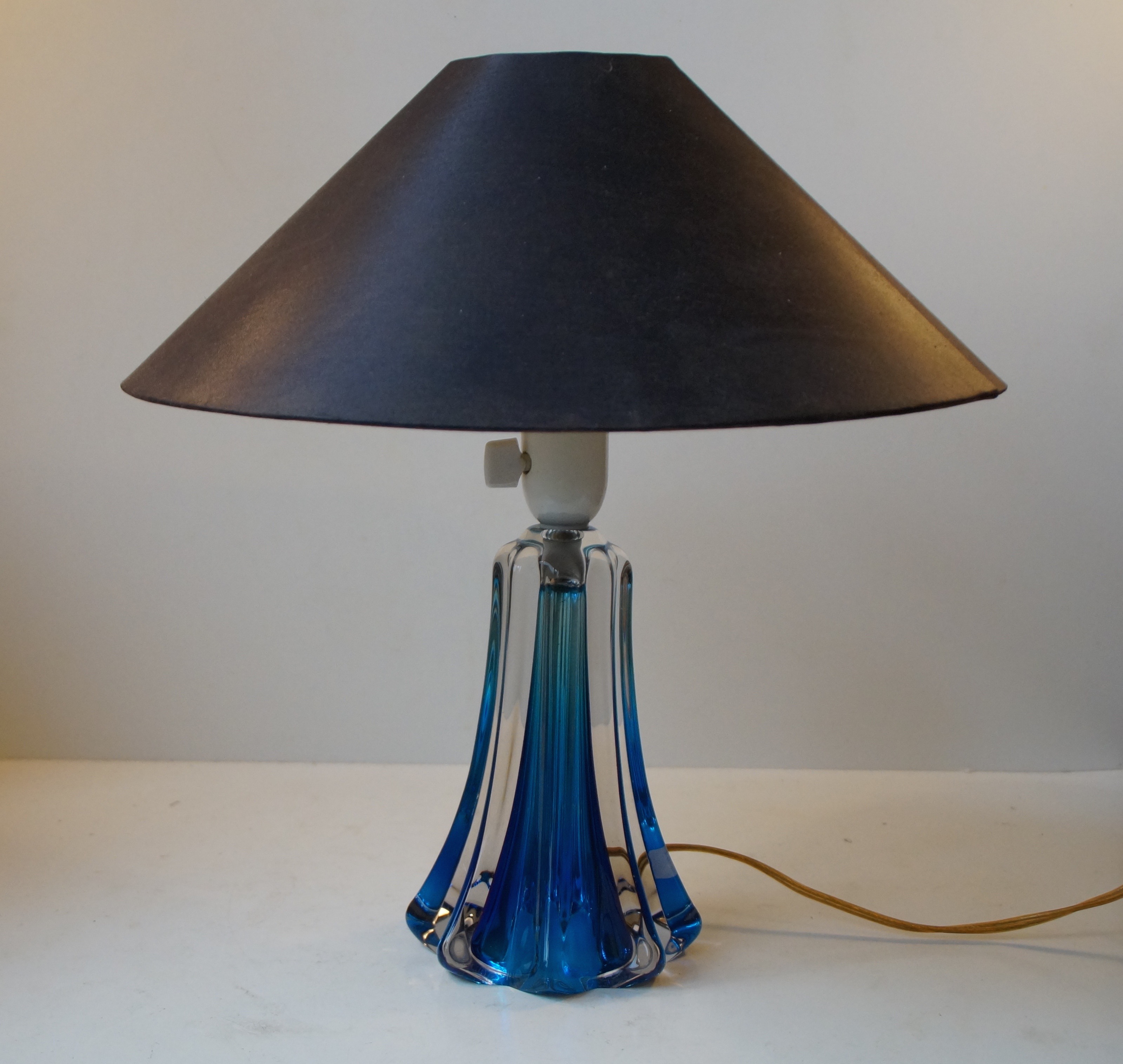 Våbenstilstand Tordenvejr Pålidelig Murano 'Sommerso' rillet bordlampe af blåt glas – retro-design.dk