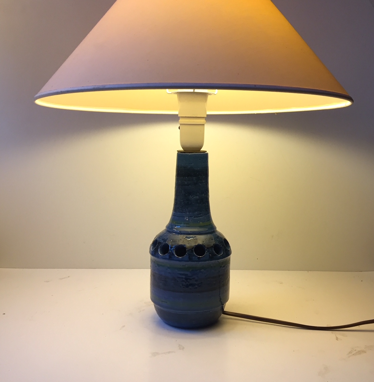 mor besøg Amerika Turkis retro bordlampe fra Arnold Wiig – retro-design.dk