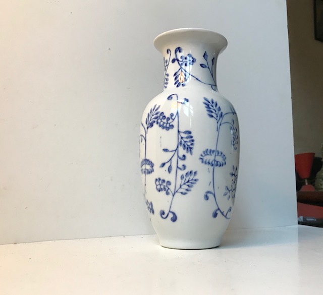 Kinesisk vase blå blomster af porcelæn retro-design.dk