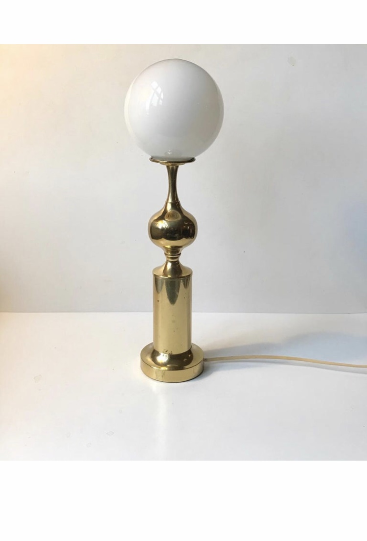 Messing bordlampe m. af opalglas – retro-design.dk