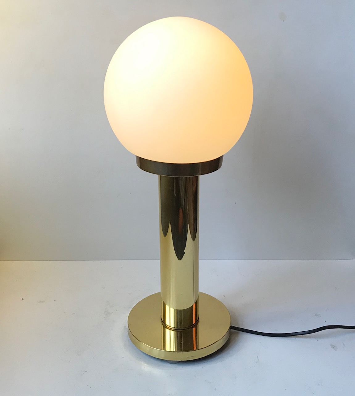 Deco bordlampe af messing & opalglas retro-design.dk