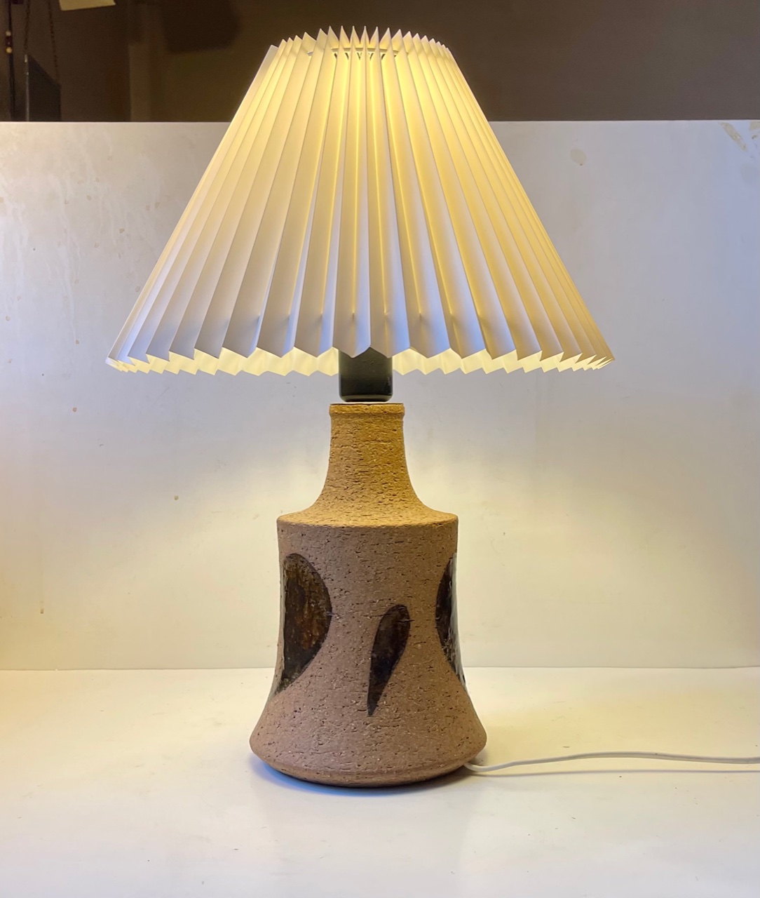 Stentøjs bordlampe af Eigil retro-design.dk